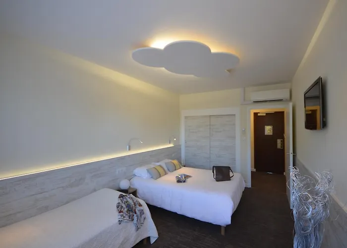 Poste Et Champanne 3*